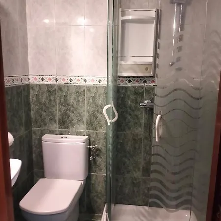 With Separate Entrance And Private Parking 아파트 *