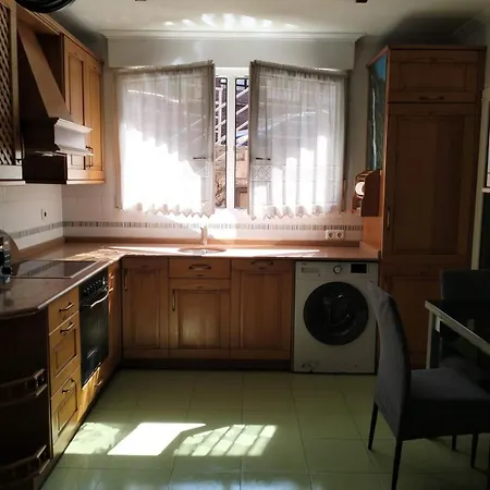 With Separate Entrance And Private Parking 아파트 *