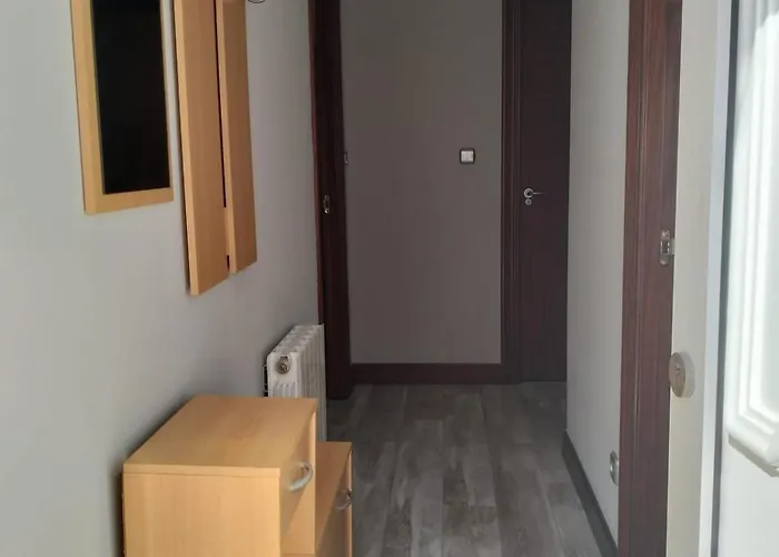 With Separate Entrance And Private Parking 格乔